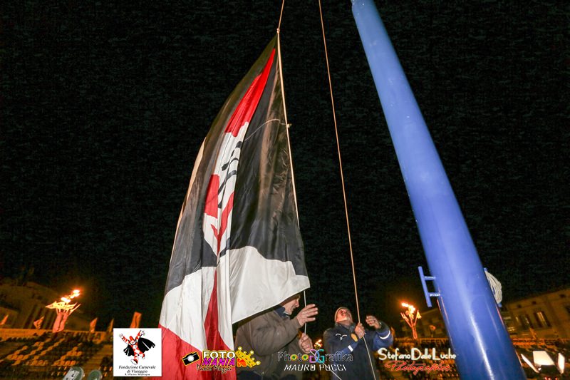 Freddo e proteste sul palco, la cerimonia di apertura del Carnevale di Viareggio 2015