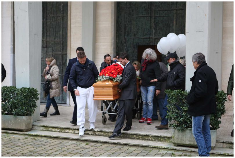 “Ciao Valentina”. Palloncini bianchi per dire addio alla giovane mamma. La famiglia: “Vogliamo sapere cosa è successo” (foto)