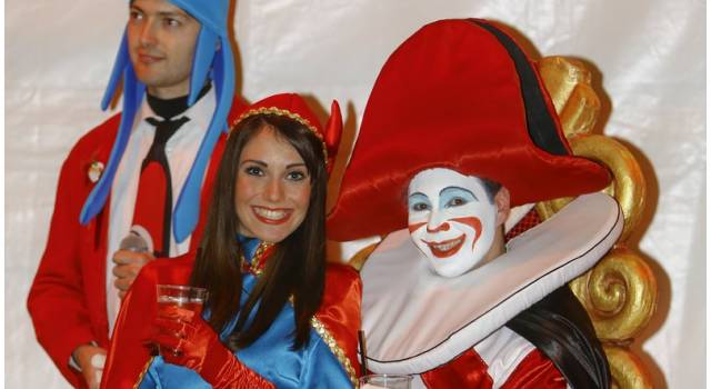 Lorella Cuccarini, i ragazzi di Amici e le maschere del Carnevale per le #bigliedaguinness a Lido di Camaiore