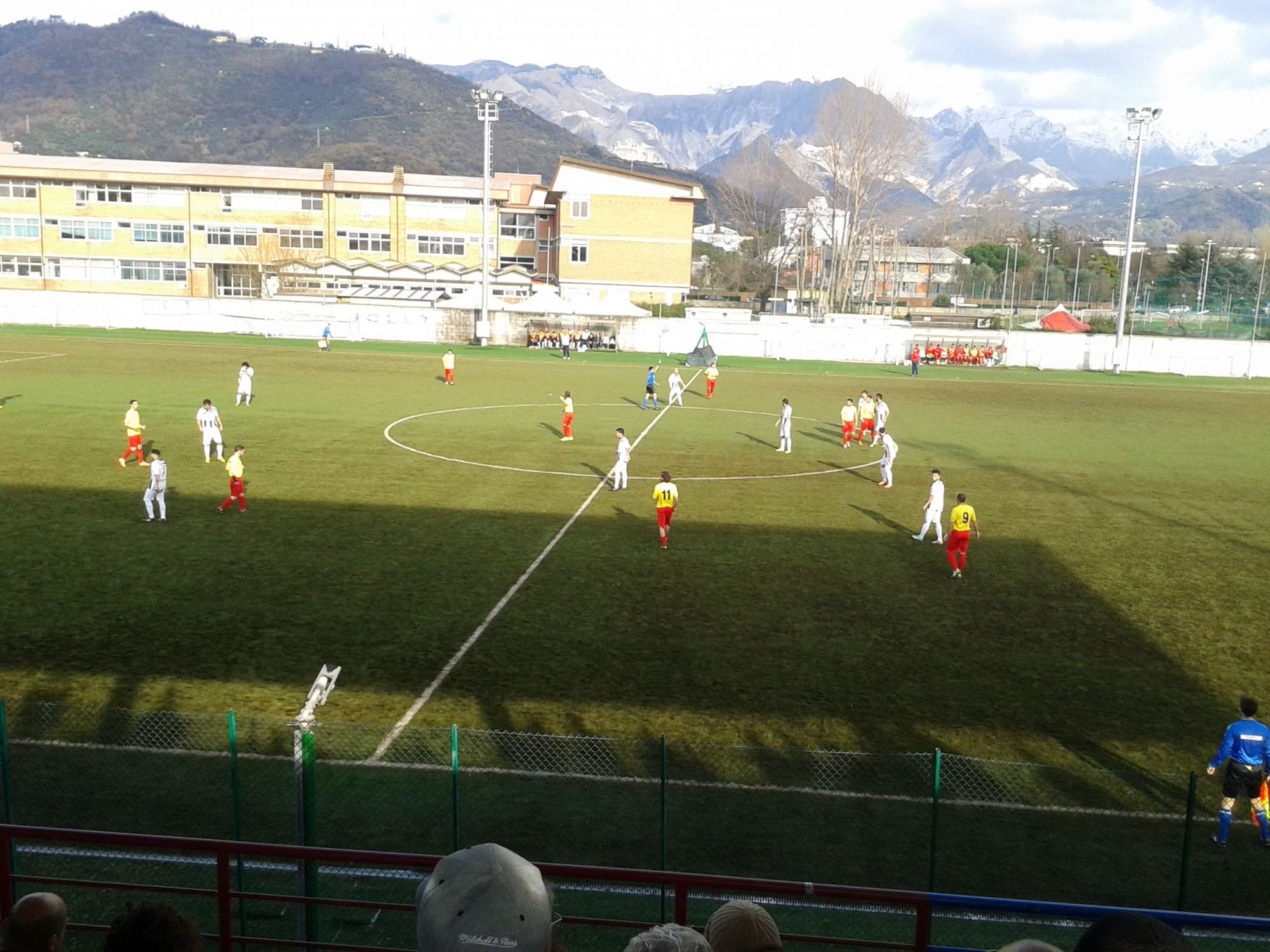 Il Viareggio rischia di vincere ma anche di perdere: pareggia a Carrara e resta in vetta