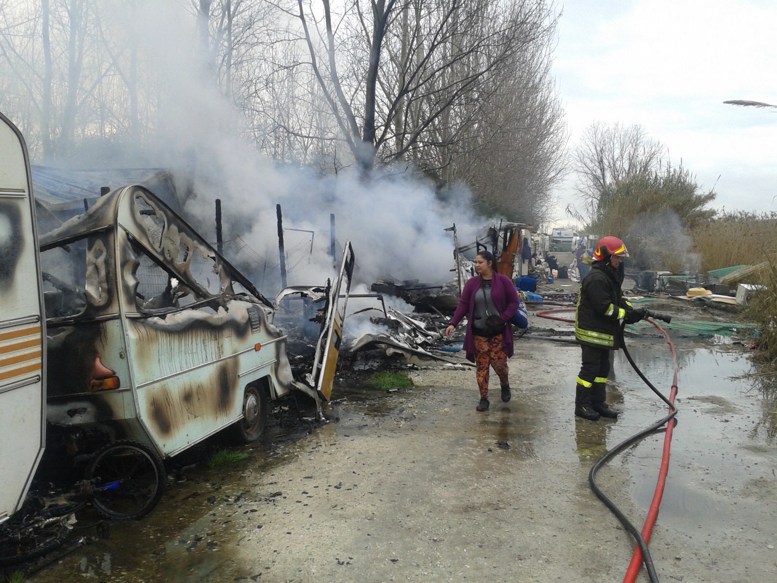 Incendio al campo nomadi di Torre del Lago, distrutte sei roulotte (video)