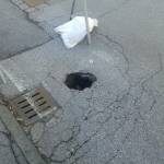 Buche nell'asfalto. Disagi alla circolazione in via Indipendenza 1 (Foto: Vt)