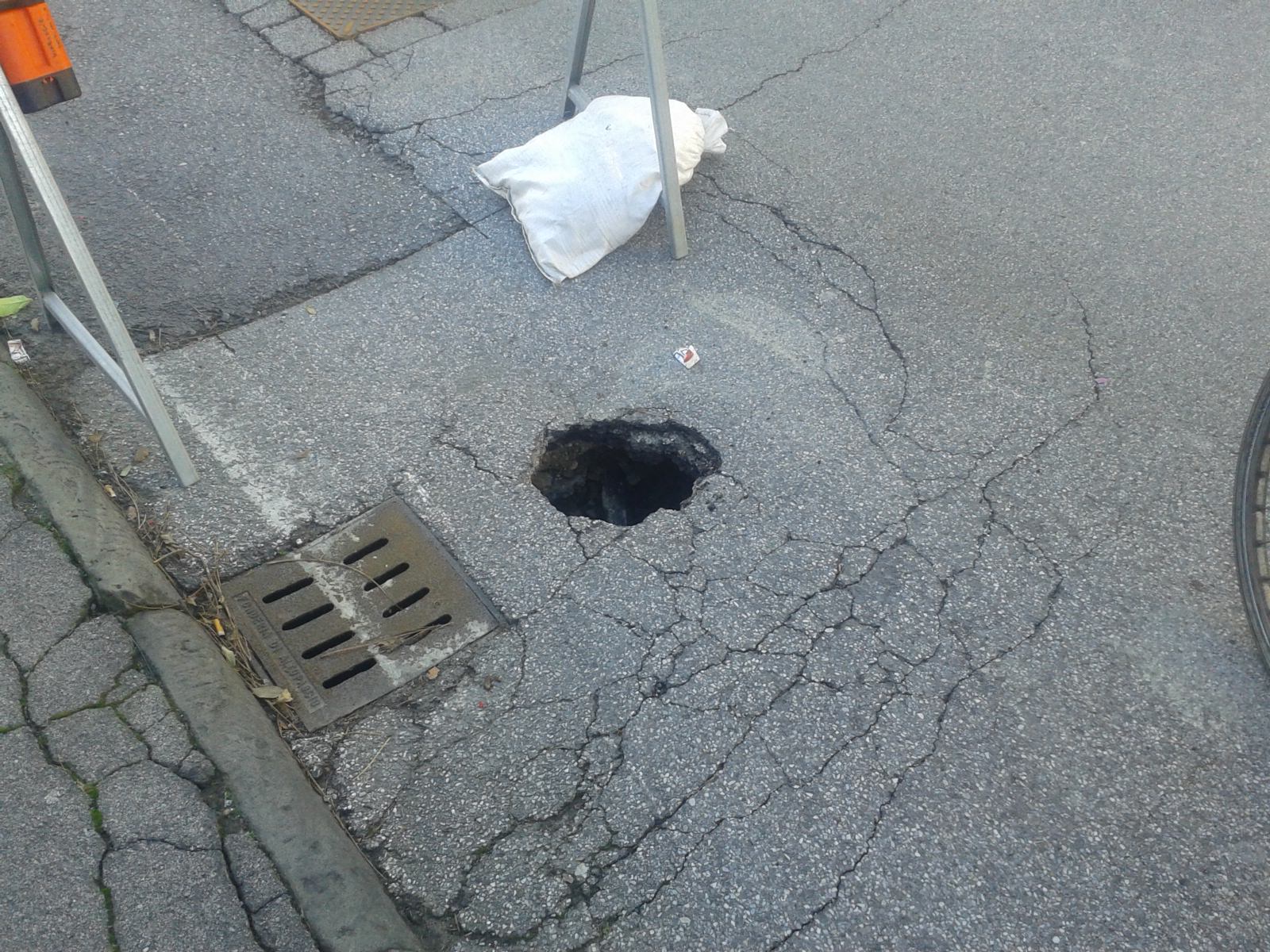 Buche nell’asfalto in via Fosso Matelli e via Comparini. Il Comune: “Non ci sono soldi”