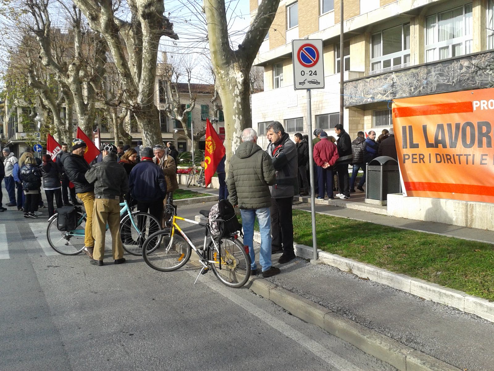 I lavoratori di Polo Nautico protestano davanti al Comune: “Cosa aspettate a decidere?”