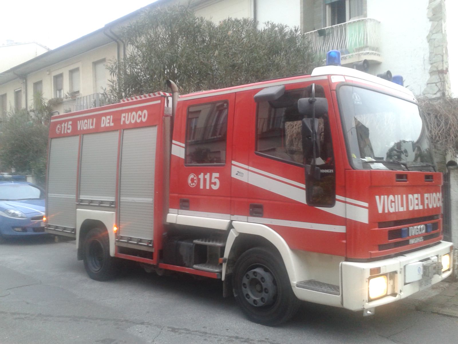 A fuoco il cassone di un camion della Sea per la raccolta carta