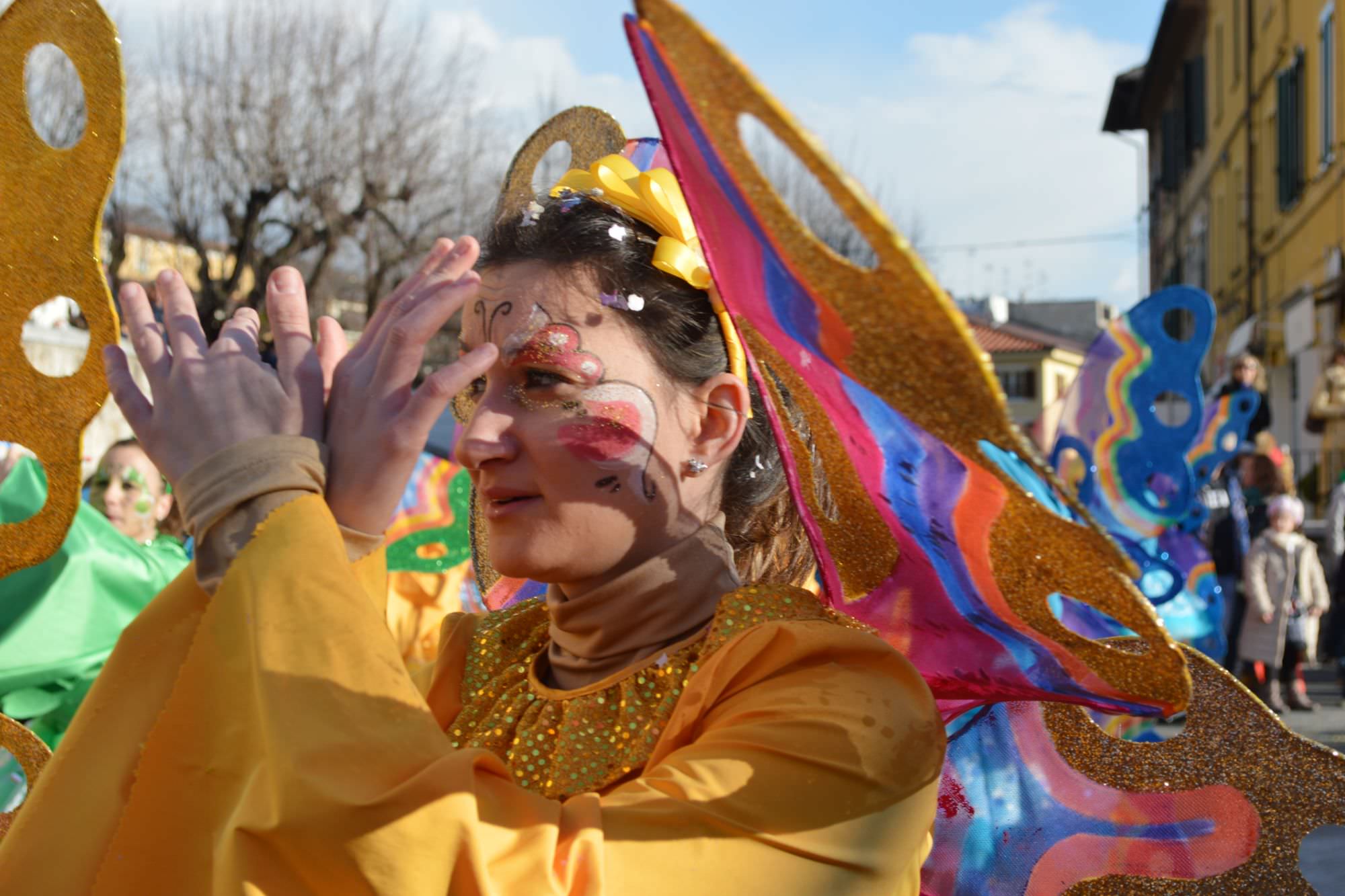 Carri e mascherate del Carnevale a Pietrasanta. Primo corso a rischio pioggia