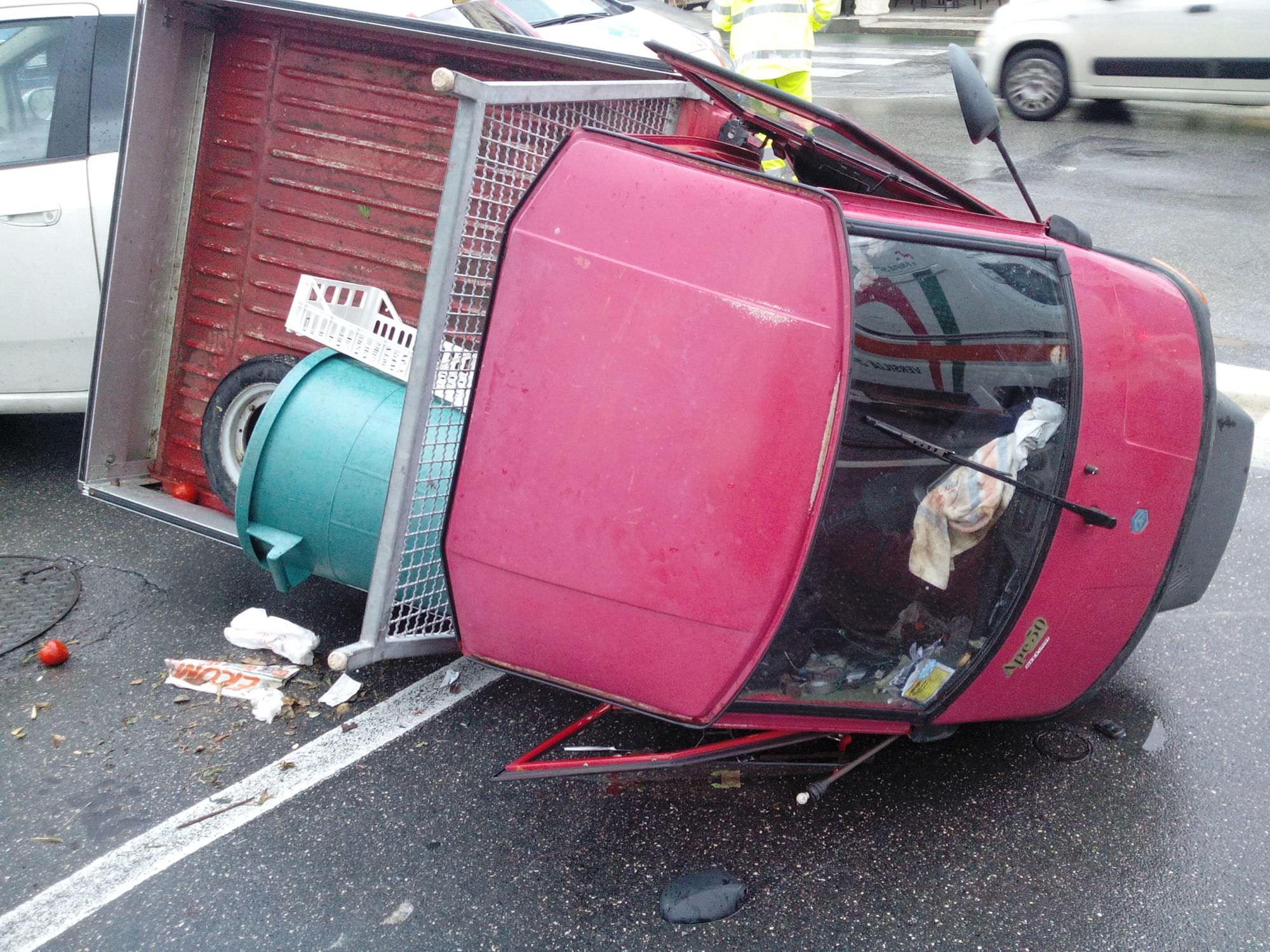 Incidente in via Italica, rilbaltato Ape Piaggio (foto)