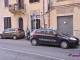 Rapina in gioielleria a Capezzano Pianore, caccia ai due banditi (foto)