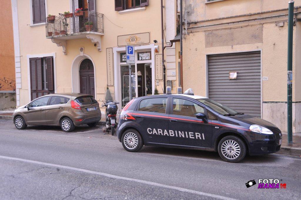 Rapina in gioielleria a Capezzano Pianore, caccia ai due banditi (foto)