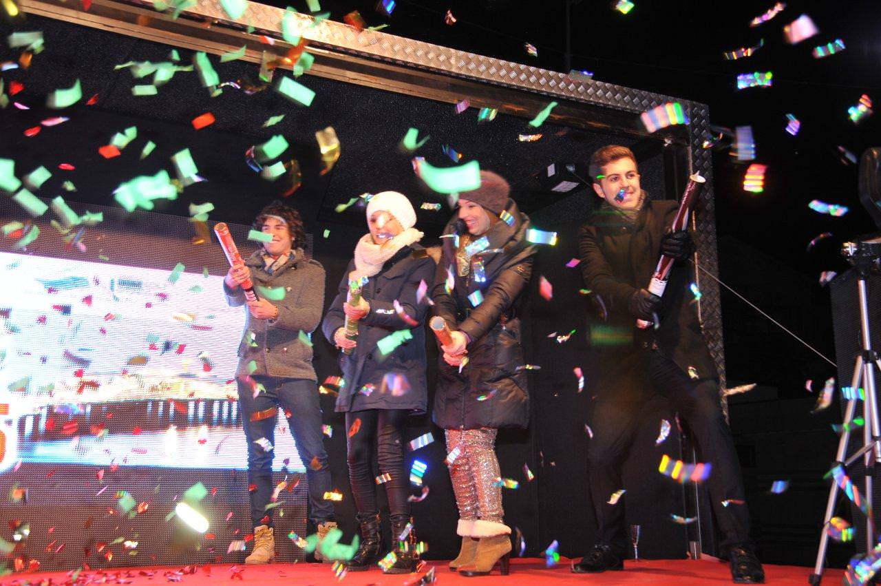 Aspettando la mezzanotte a Lido di Camaiore. Le foto della festa di San Silvestro