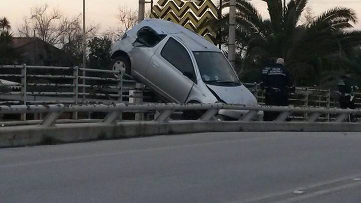 Sbanda e finisce con l’auto sulla balaustra del ponte del Fosso Motrone