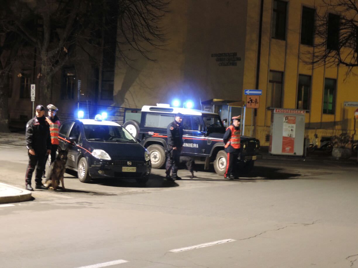 Sfonda la porta di casa della ex e tenta di aggredirla. Arrestato