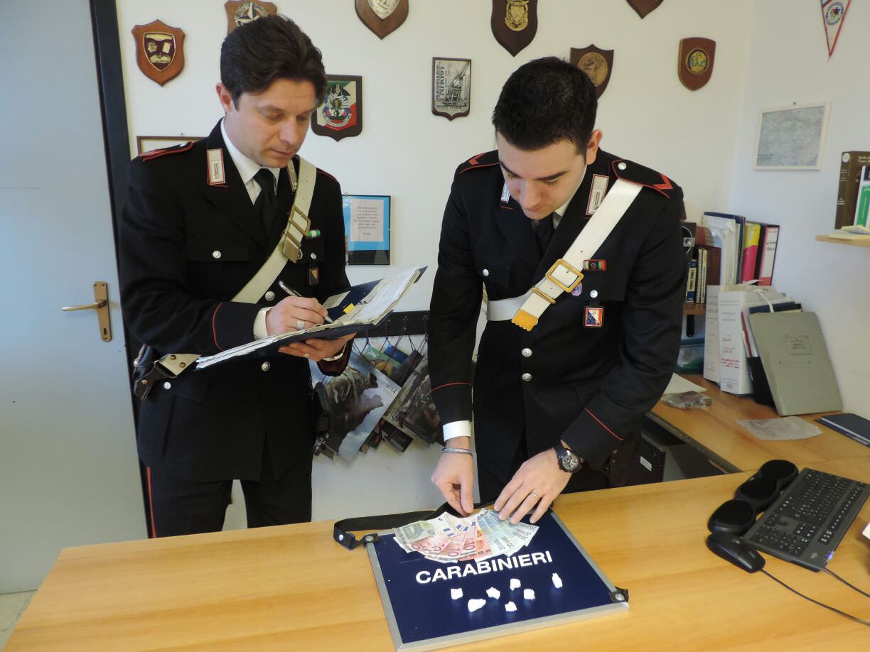 Aggredisce i Carabinieri che lo sorprendono a spacciare. Arrestato