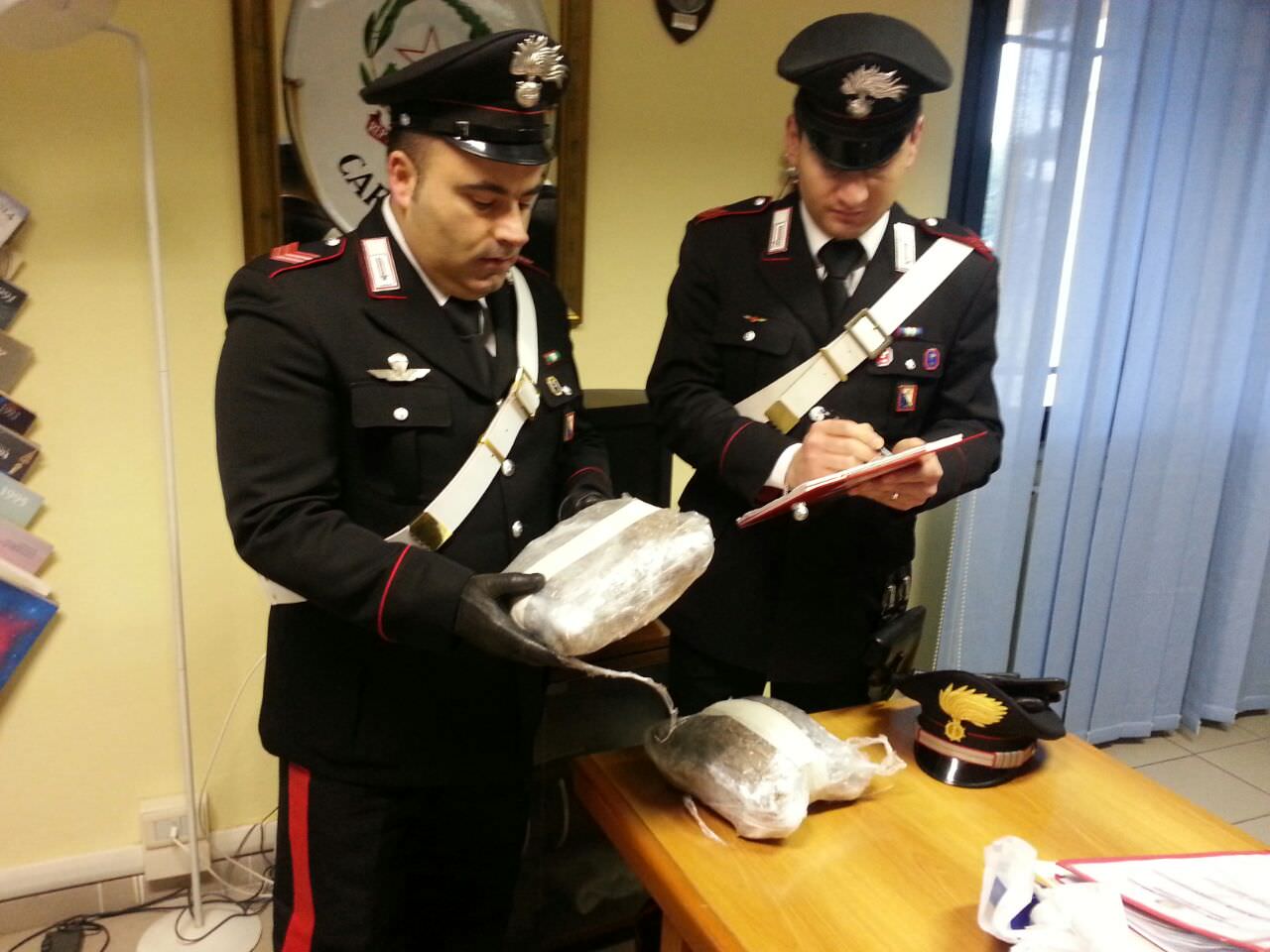 Viaggiava con due chili di marijuana nell’auto, arrestato dai carabinieri