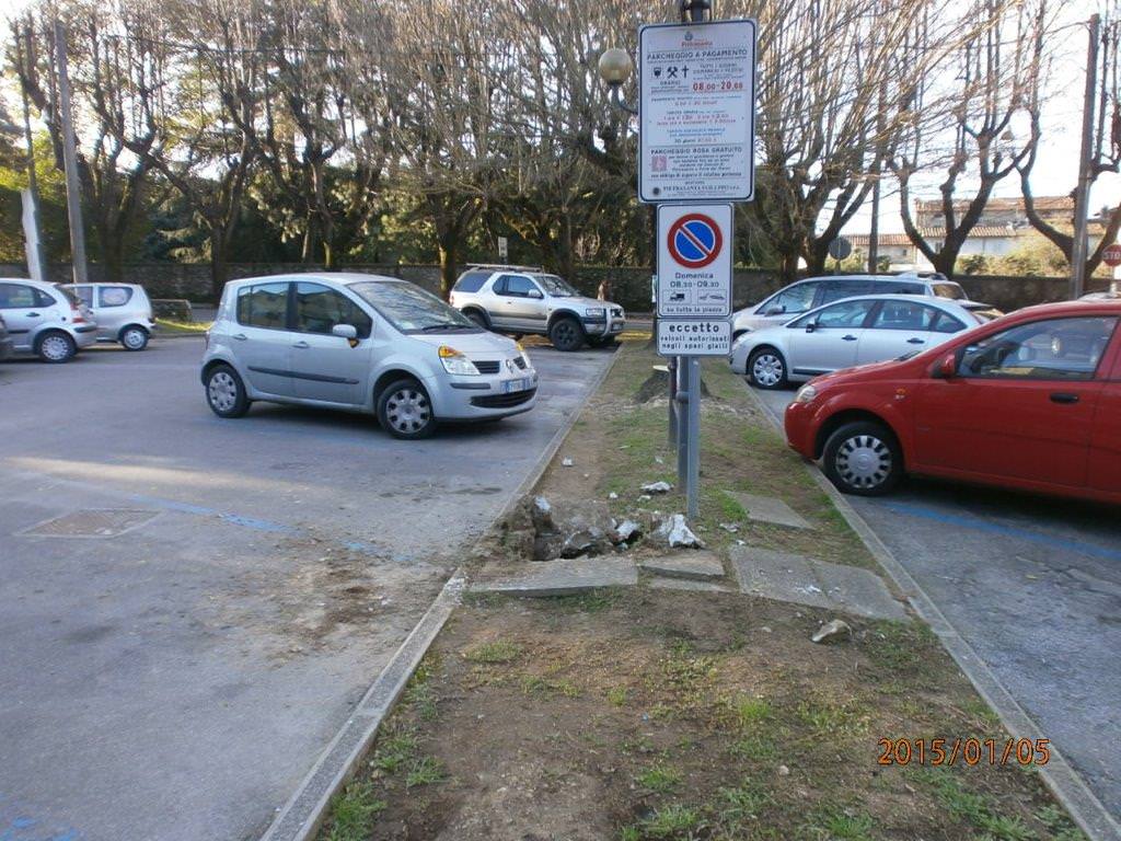 Sradicano un parcometro e lo portano via con un autocarro