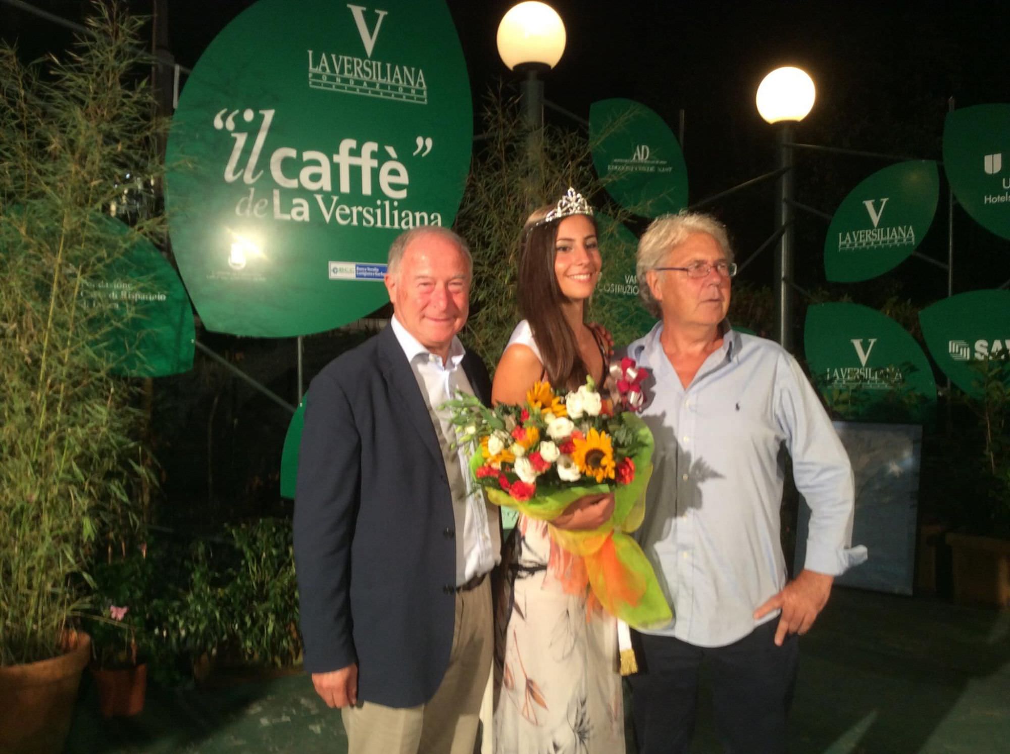 Il Presidente della giuria e la Miss. Aspettando la Canzonetta a Pietrasanta