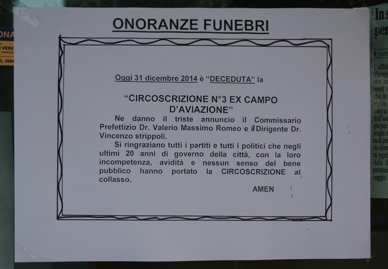 Viareggio, chiude la circoscrizione di via Parri. Sulla porta un necrologio