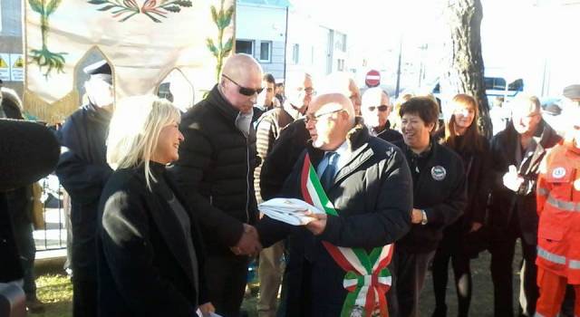 Strage di Viareggio, il commissario Romeo dona una bandiera a &#8220;Il mondo che vorrei&#8221;