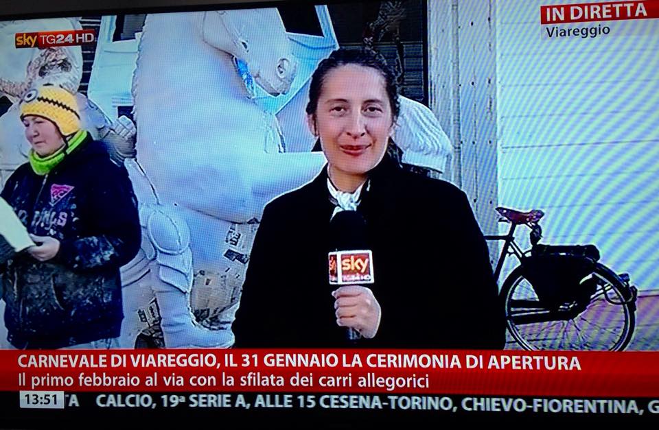 Il sole richiama tanti viareggini in Cittadella. E Sky Tg24 fa un servizio sul prossimo Carnevale