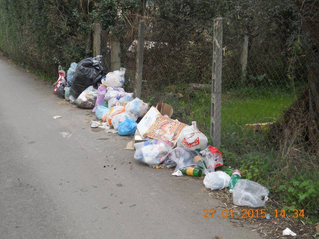 Via della Fontanella, quando la maleducazione sfocia nel vandalismo. Controlli maggiori da parte dell’amministrazione