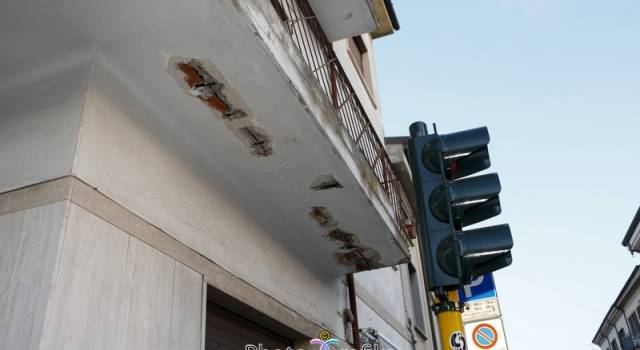 Cadono pezzi di intonaco da un sotto balcone in pieno centro a Viareggio