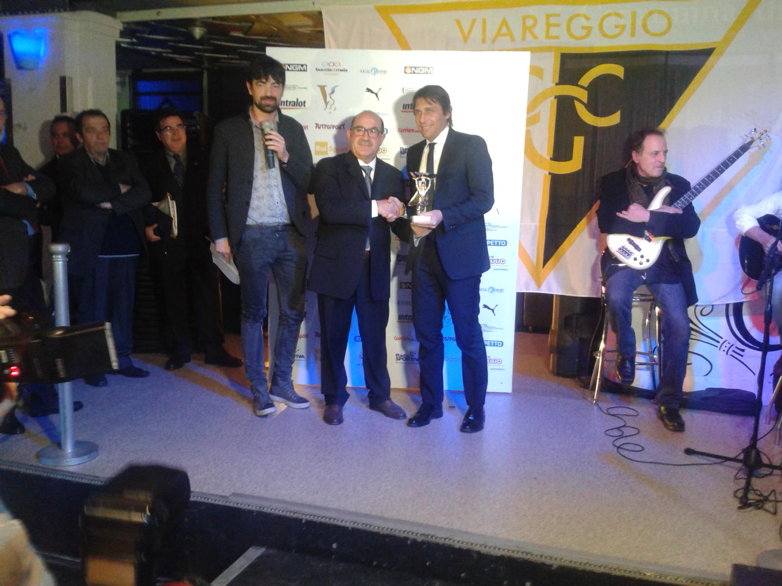 Il ct azzurro Conte riceve il Premio Scirea: “La Viareggio Cup patrimonio dell’Italia”