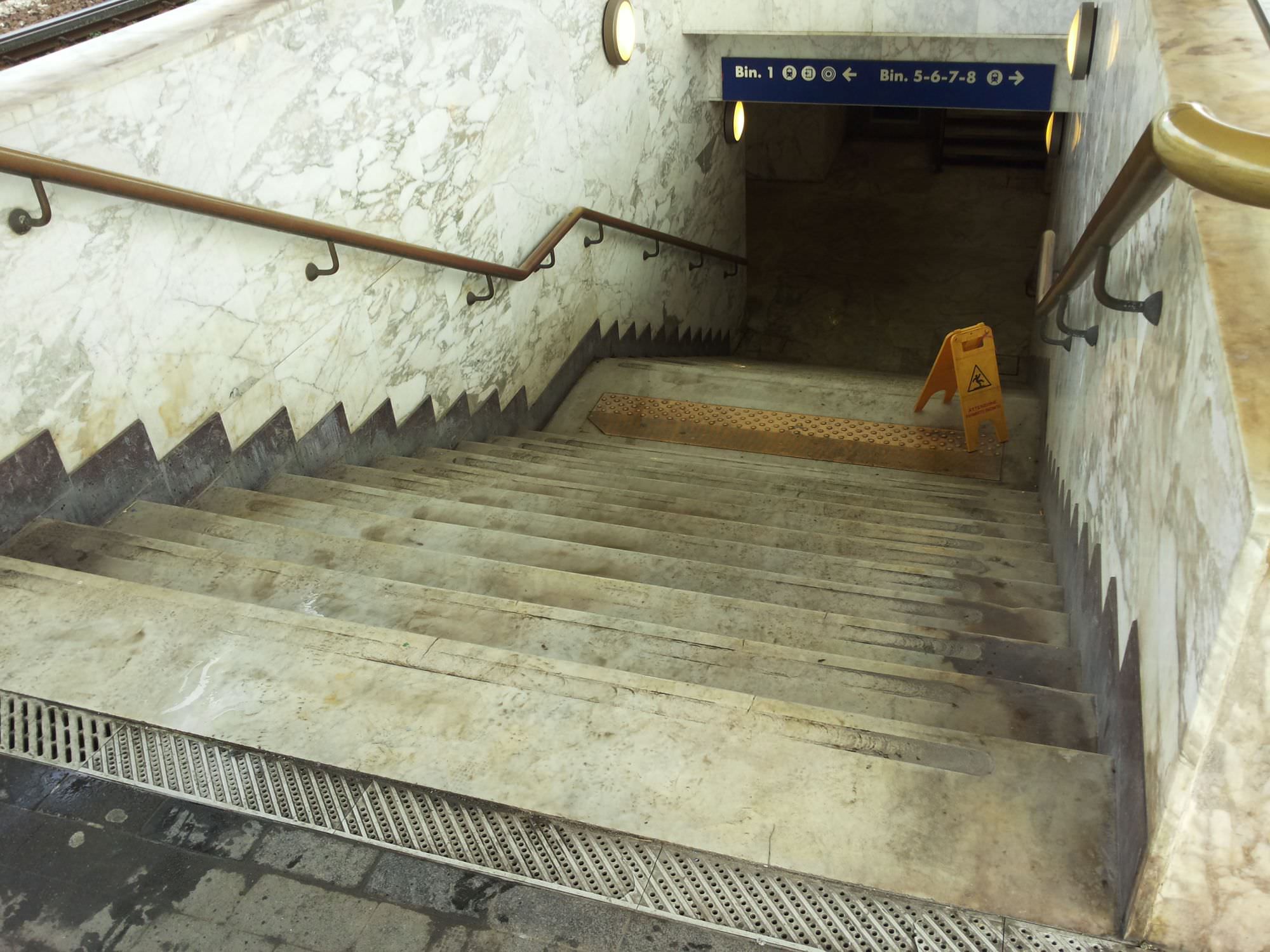 La stazione ferroviaria di Viareggio abbandonata all’incuria (foto)