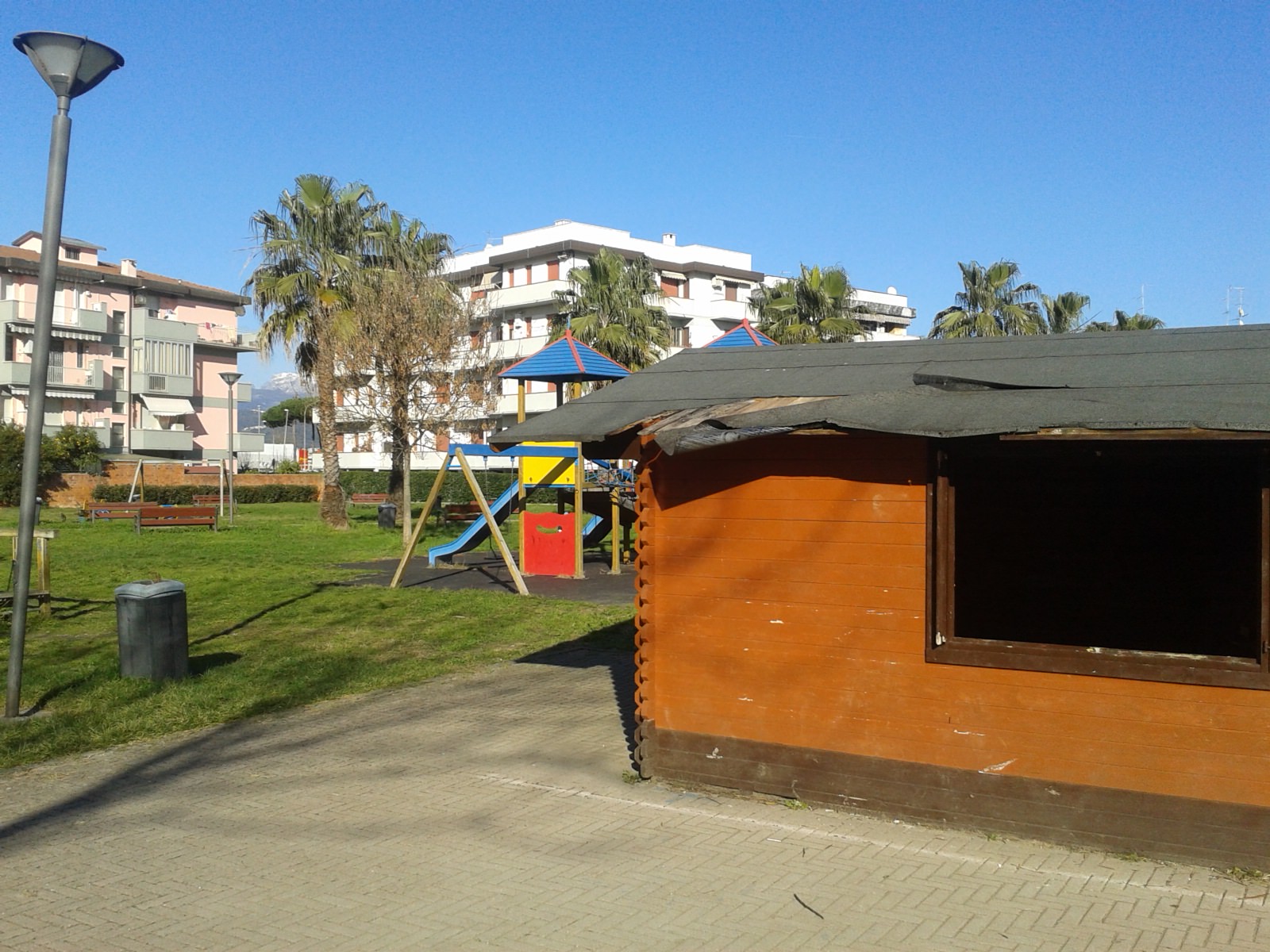 La casetta di legno in un parco di Viareggio utilizzata come dormitorio