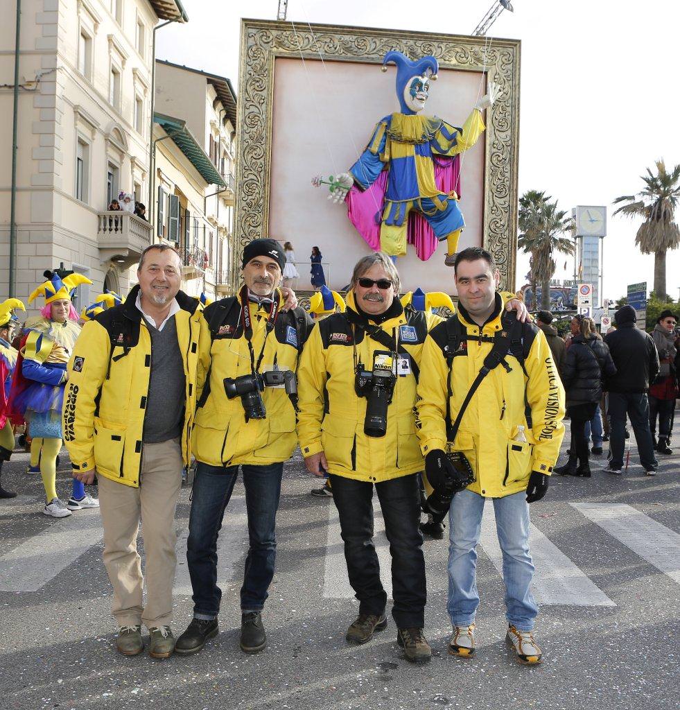 Lo staff di Fotomania, i fotografi ufficiali del Carnevale di Viareggio