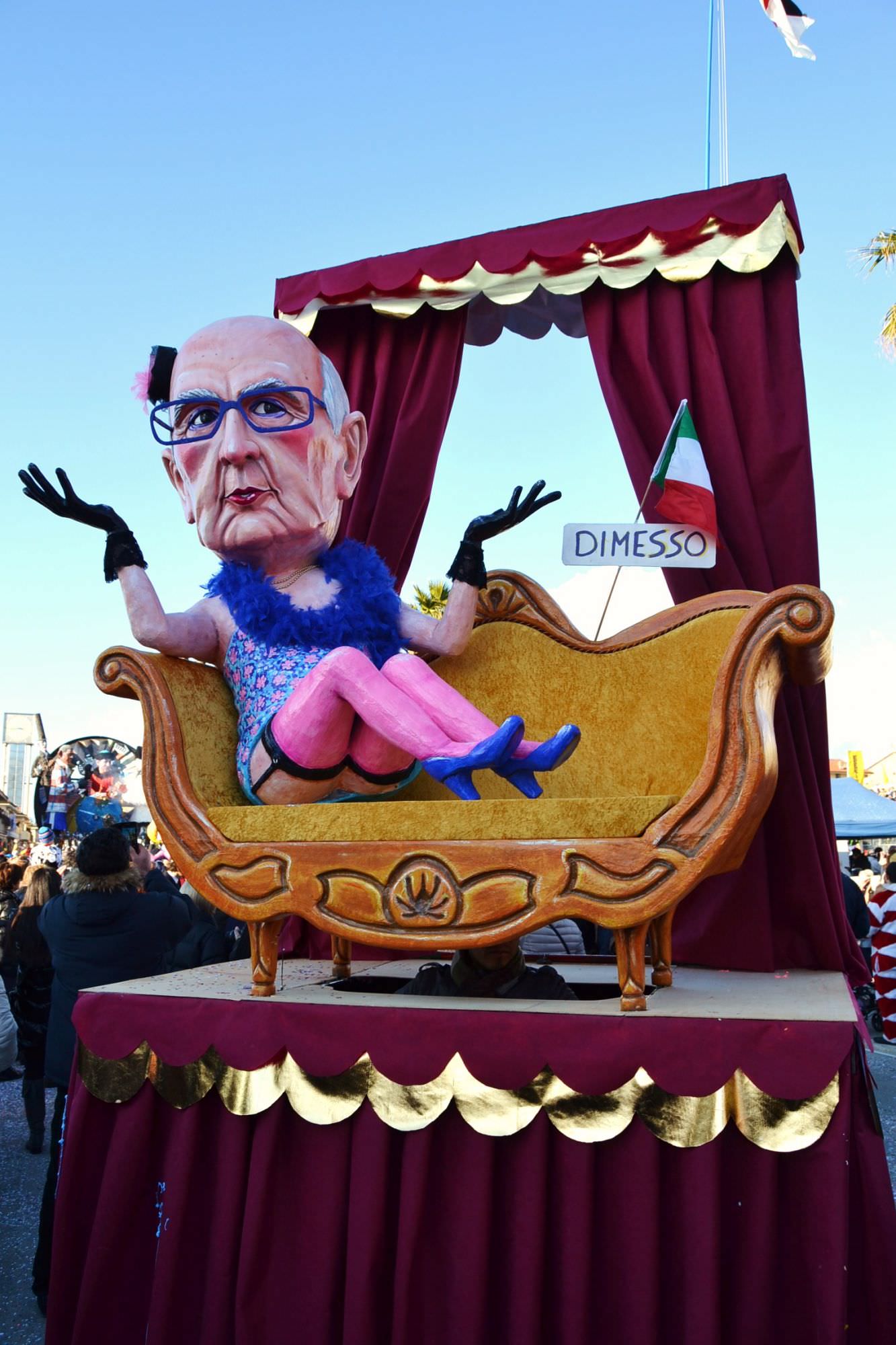 Il Presidente Mattarella fa il suo ingresso al Carnevale di Viareggio