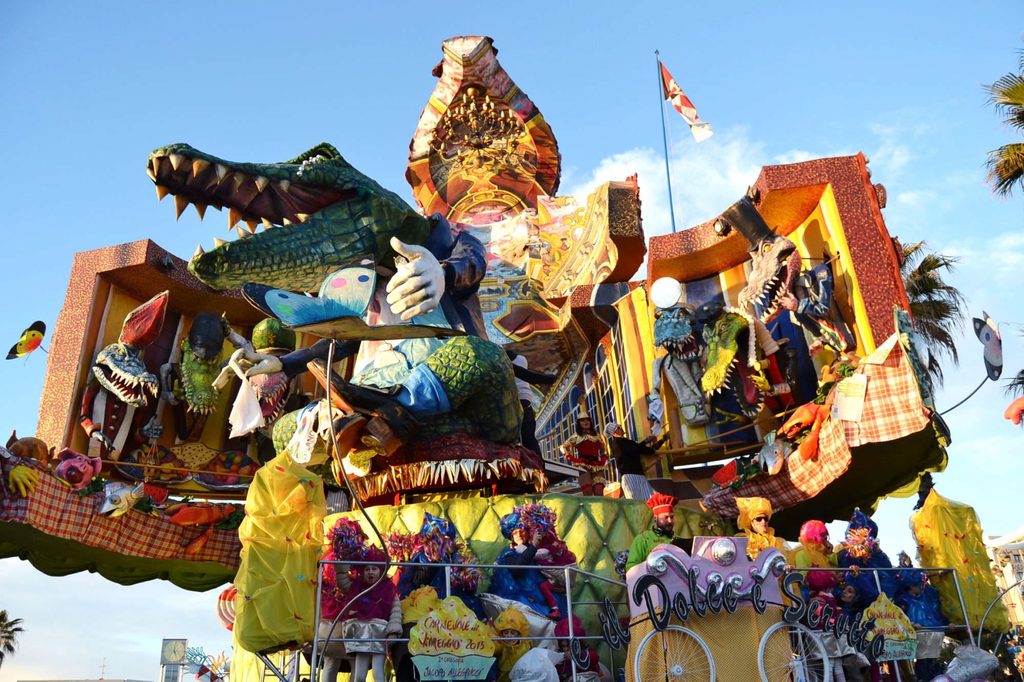 Una torta nuziale, i vizi capitali, la musica e la grande bellezza. I carri di secobda categoria del Carnevale di Viareggio 2015