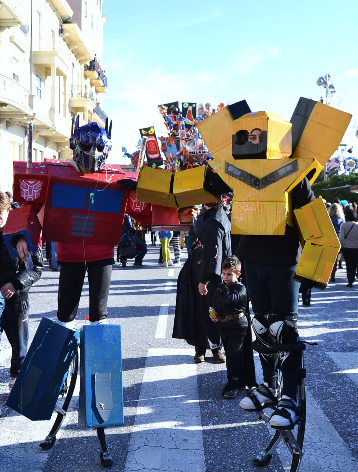 Transformers e piccoli pesci, le maschere del Carnevale di Viareggio