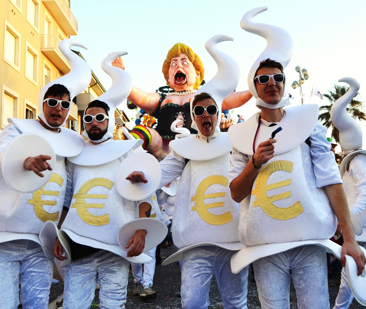 Garibaldini, spermatozoi e giullari. La moda del Carnevale si fa sui carri