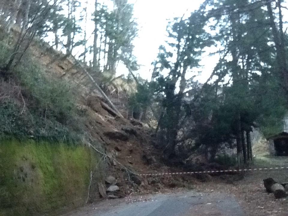 Frana a Stazzema, tre famiglie rimaste isolate (foto)