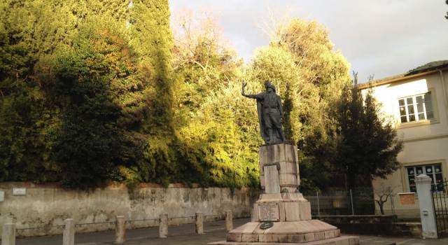 Scippo in pieno giorno, portano via la borsa ad una donna