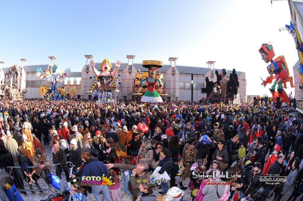 Picchi di oltre 1,4 milioni di telespettatori per la diretta Rai del Carnevale 2015