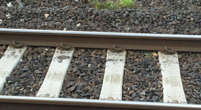 Tenta il suicidio seduto sui binari del treno. Salvato dalla Polizia