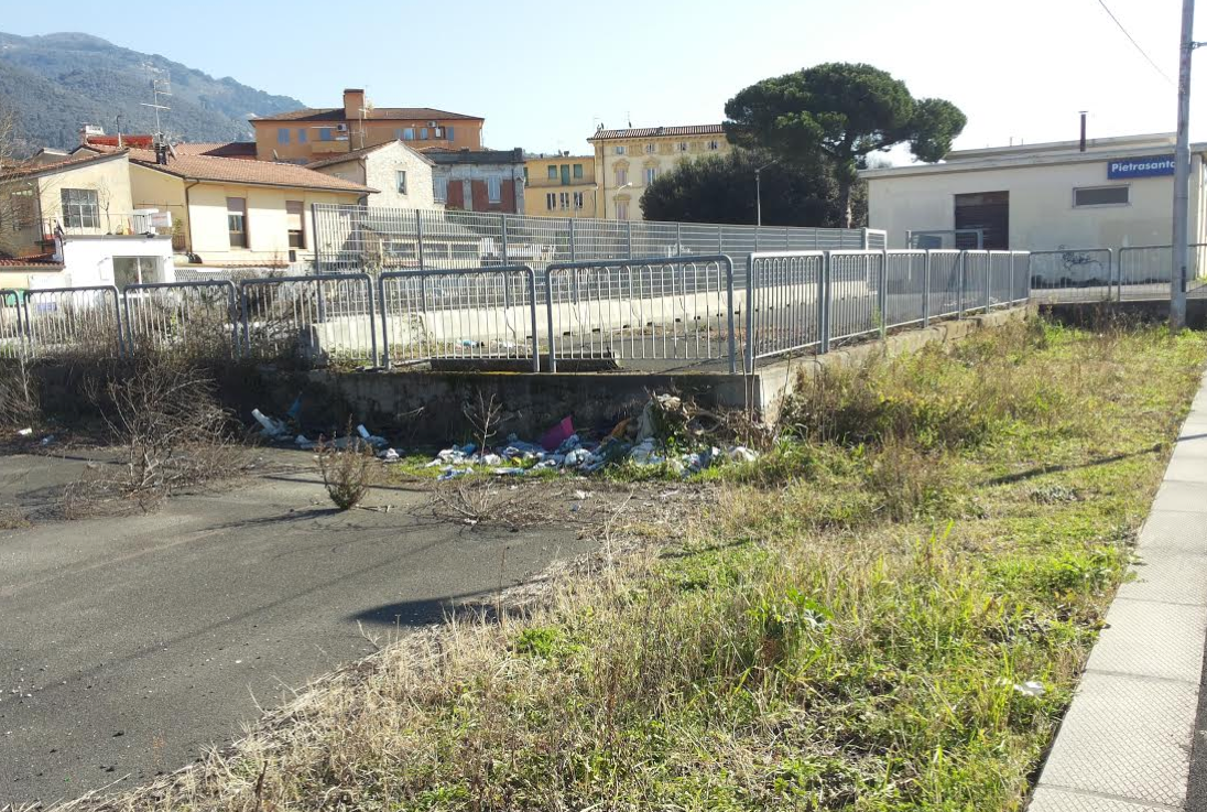 “La stazione di Pietrasanta è una discarica”