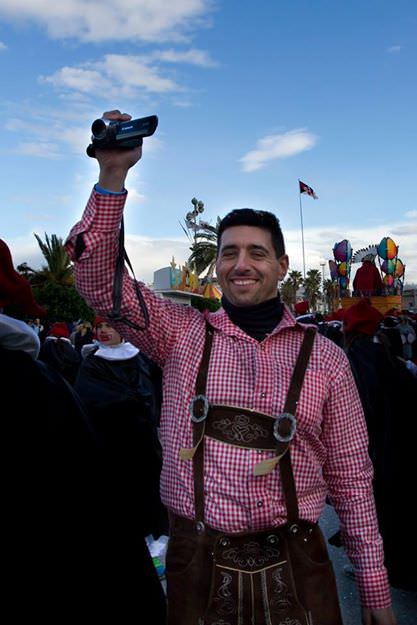 Vive in Germania ma torna a Viareggio per i corsi mascherati: “Per il Carnevale questo e altro”