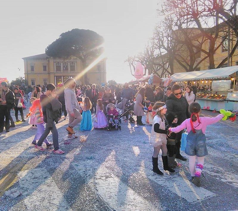 Carnevale dei Piccoli, un successo di musica, giochi e coriandoli in piazza Matteotti