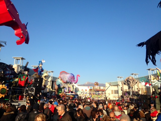 Mascheroni dei carri in vendita alla mostra-mercato alla Cittadella del Carnevale
