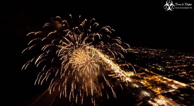 Carnevale di Viareggio, lo spettacolo dei fuochi d&#8217;artificio ripresi dal drone (foto)