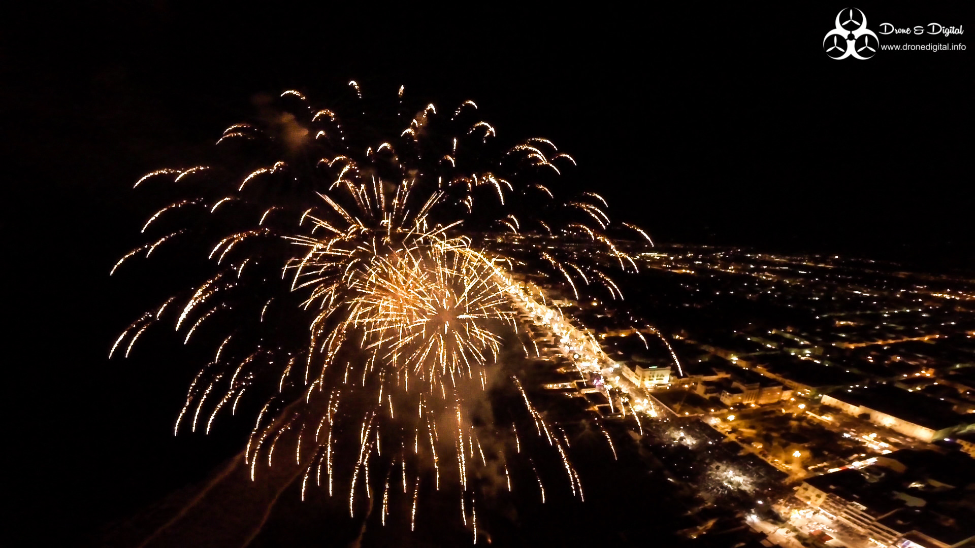 Carnevale di Viareggio, lo spettacolo dei fuochi d’artificio ripresi dal drone (foto)