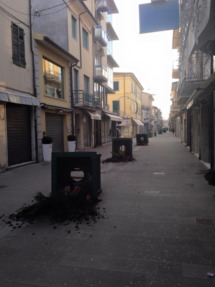 Vandali rovesciano le fioriere di via Battisti