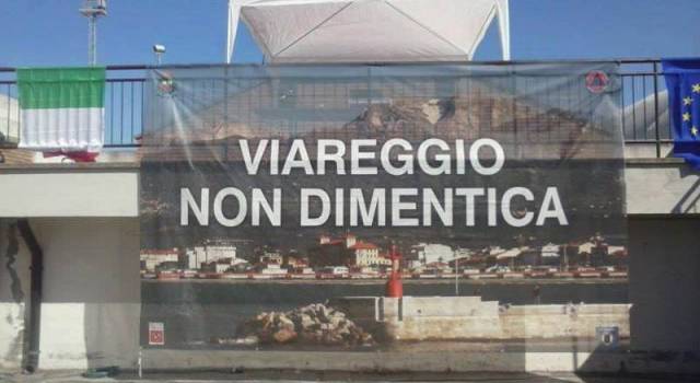 Il manifesto &#8220;Viareggio non dimentica&#8221; per la diretta Rai. Ma Pozzoli dice no