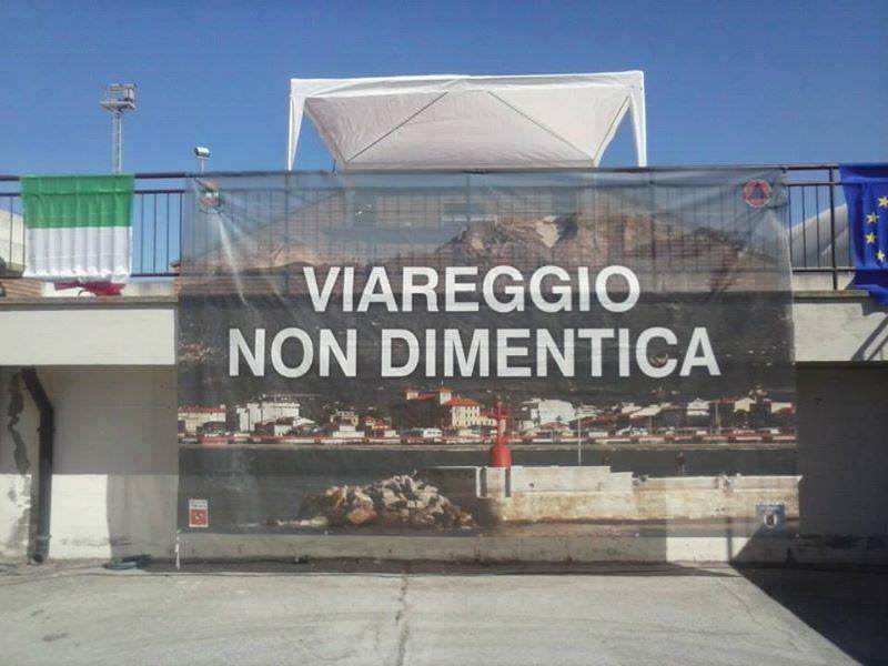 Il manifesto “Viareggio non dimentica” per la diretta Rai. Ma Pozzoli dice no