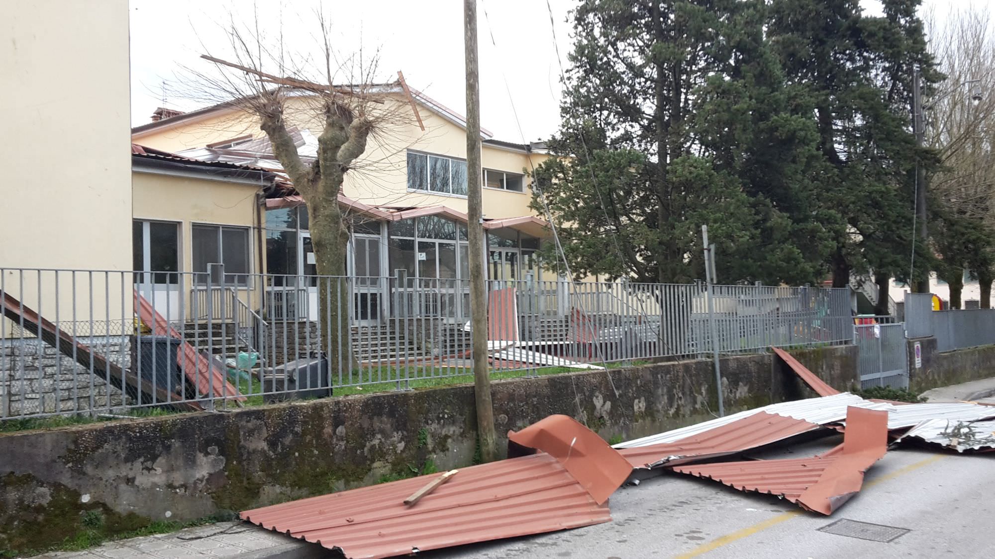 Camaiore, danneggiato il tetto delle scuole