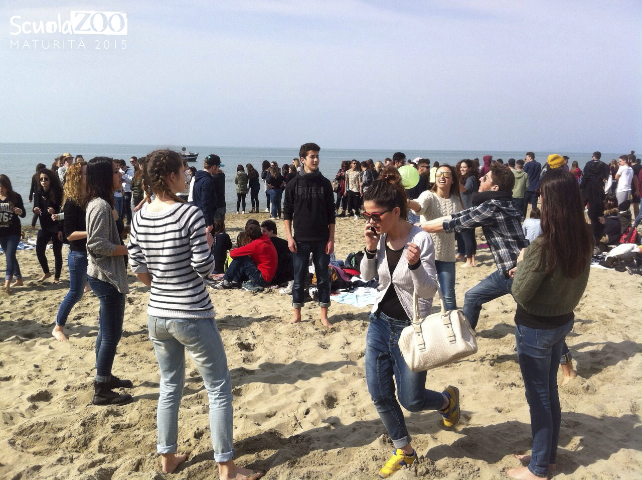 L’invasione degli studenti per i 100 giorni. Sporcizia e degrado in spiaggia e in Passeggiata