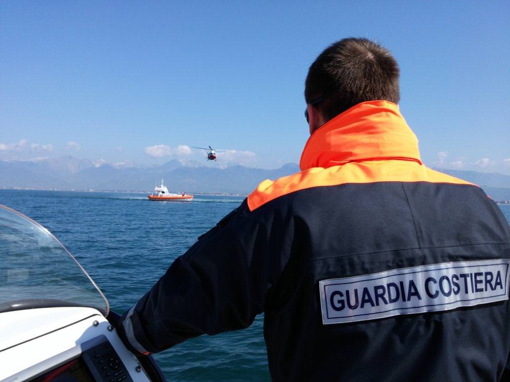 Naufraghi in mare nello specchio acqueo antistante la foce del fiume Versilia