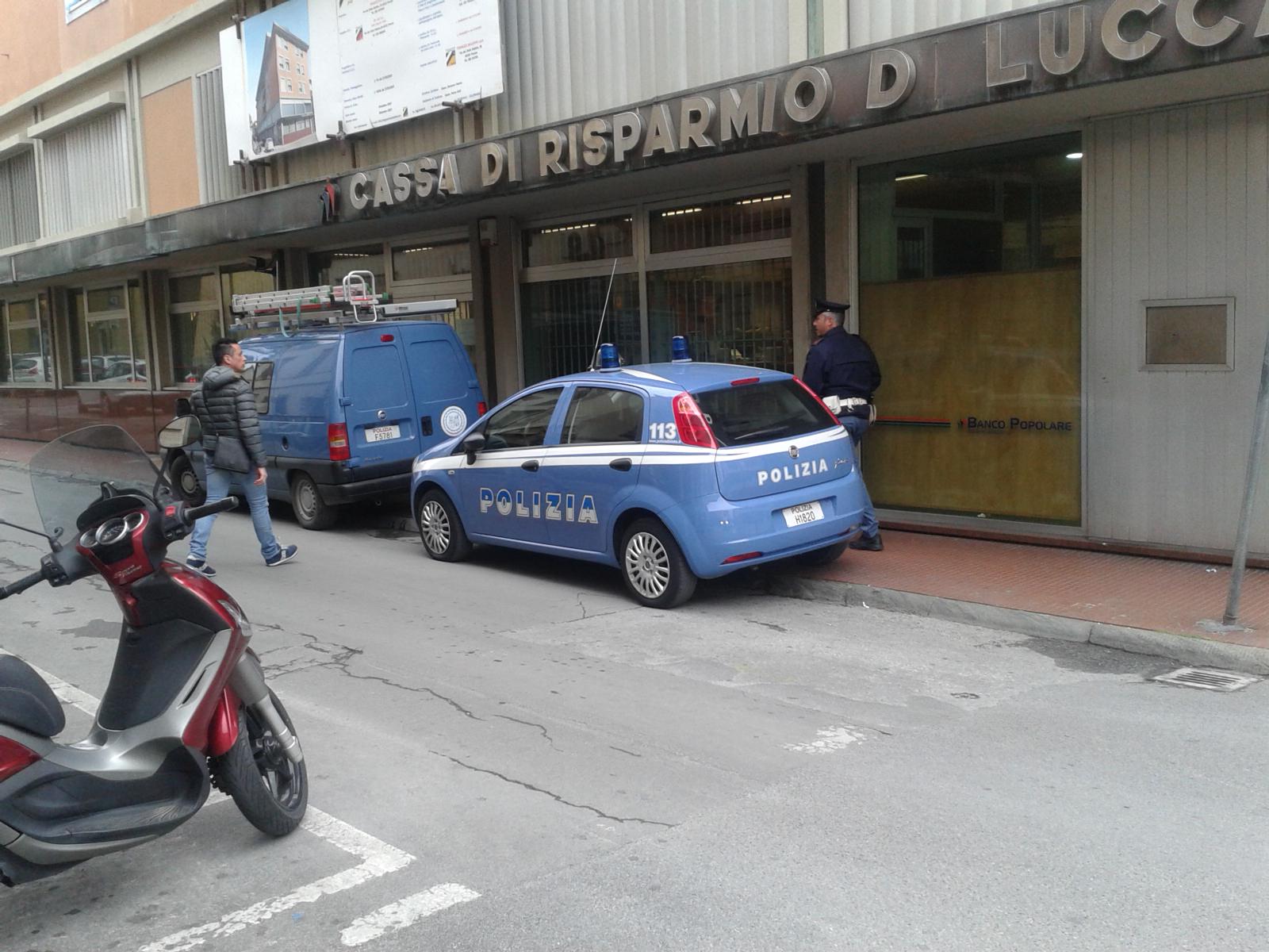 Armato di trincetto rapina la Cassa di Risparmio a Viareggio